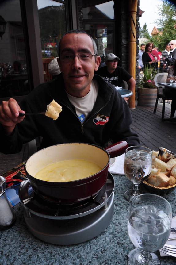 Comendo delicioso fondue na cidade de Banff, em Alberta, no Canadá